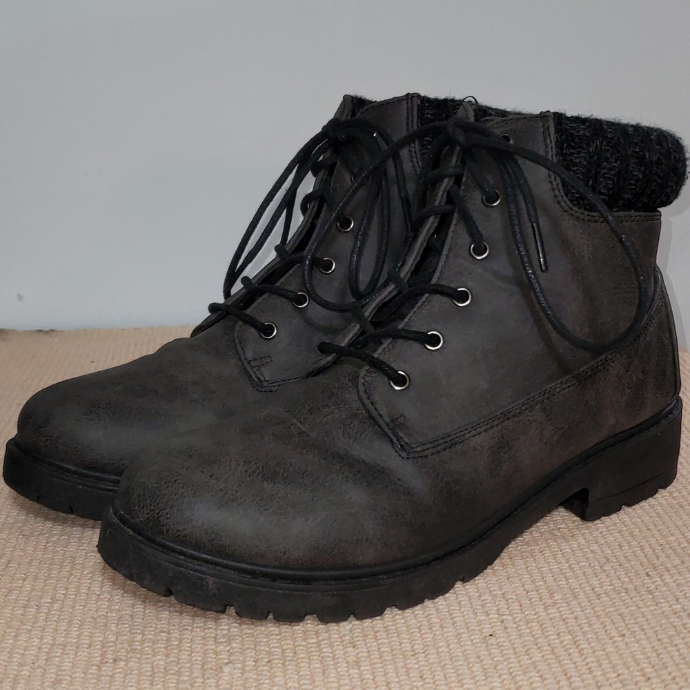 Women's lace up boots
